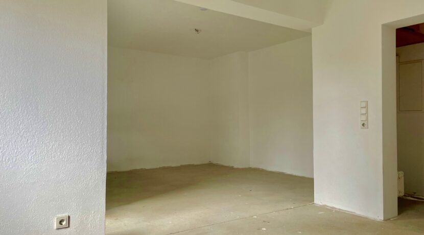 geräumiges Wohnzimmer