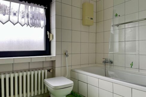 Bad mit Wanne (OG)