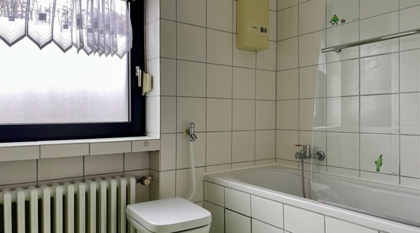 Bad mit Wanne (OG)