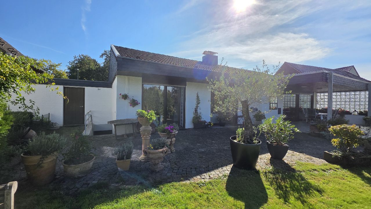 Freistehender Satteldachbungalow in naturnaher Dorflage in Leverkusen-Steinbüchel