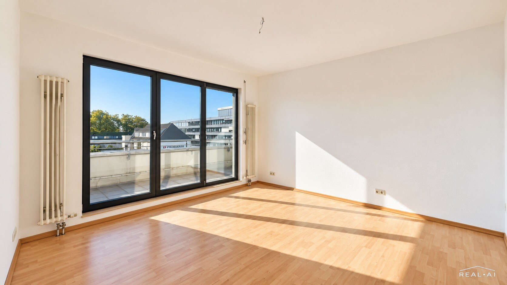 HELLE 2-ZIMMER-WOHNUNG MIT BALKON, AUFZUG UND STELLPLATZ IN ZENTRALER LAGE ZU MIETEN! - Photo 2
