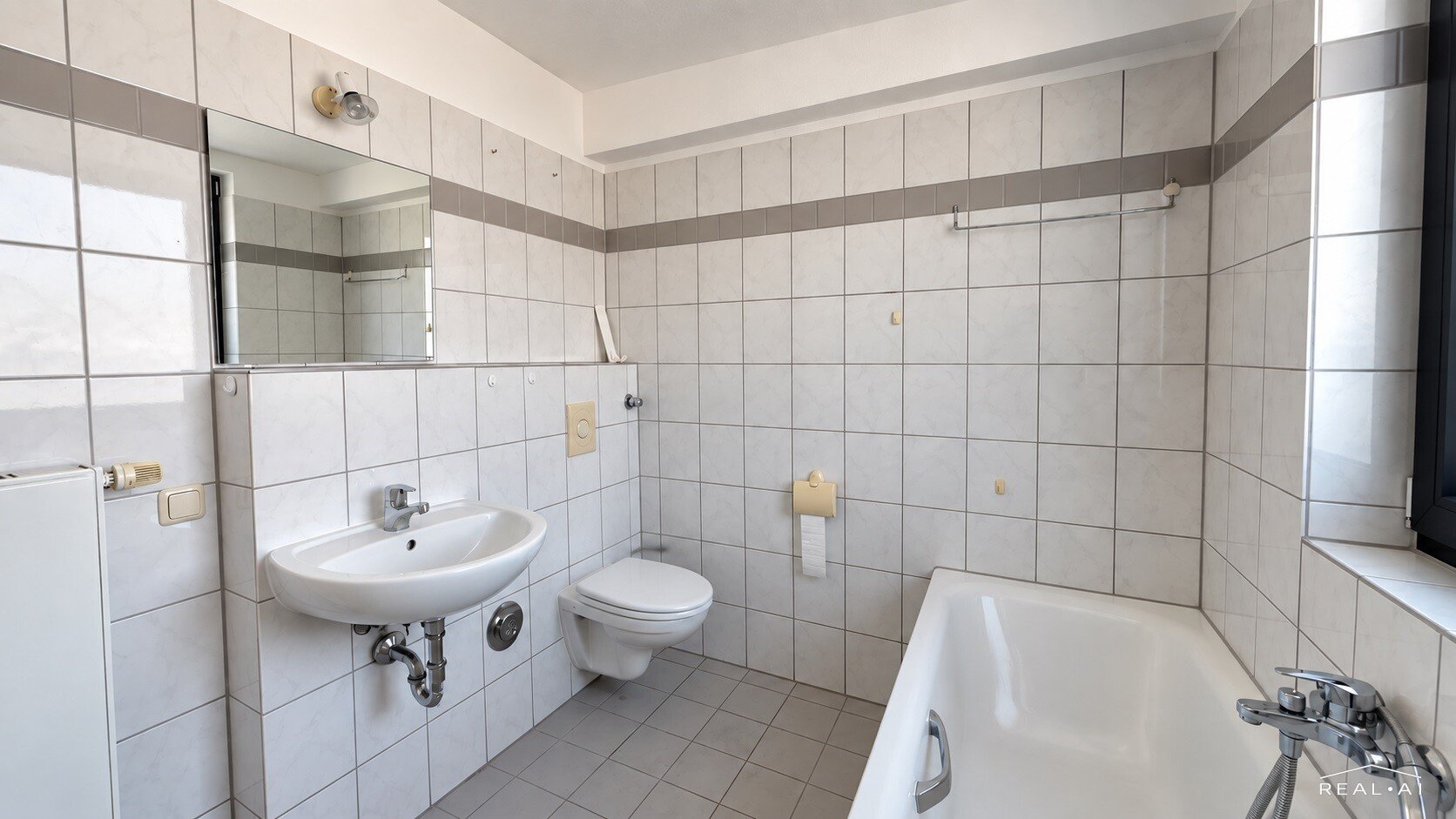 HELLE 2-ZIMMER-WOHNUNG MIT BALKON, AUFZUG UND STELLPLATZ IN ZENTRALER LAGE ZU MIETEN! - Photo 3