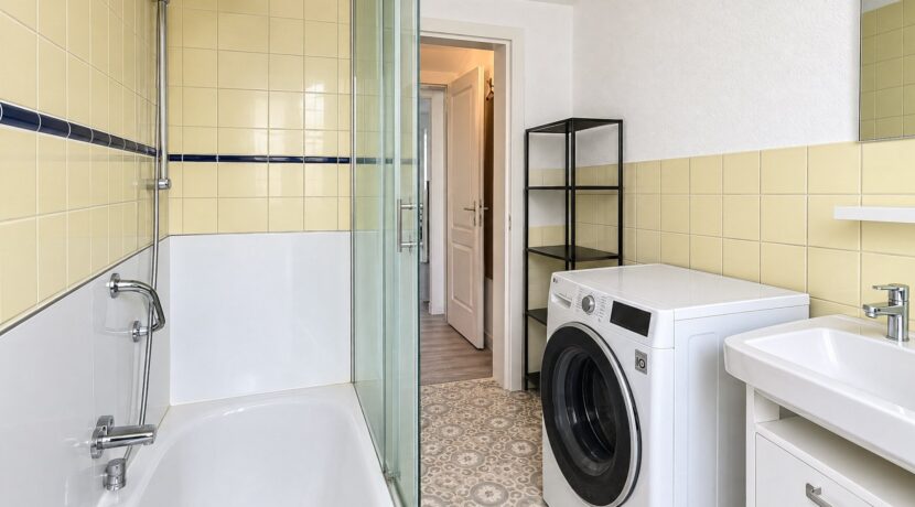 Badezimmer 1. OG Links