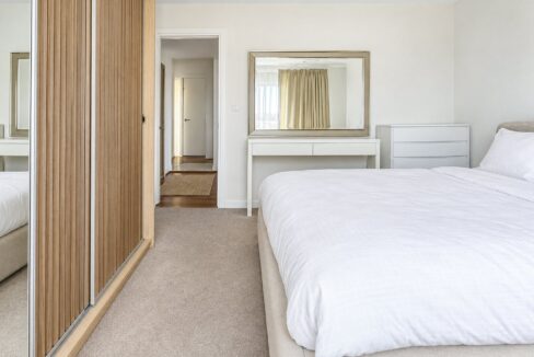 Schlafzimmer 1. OG Links