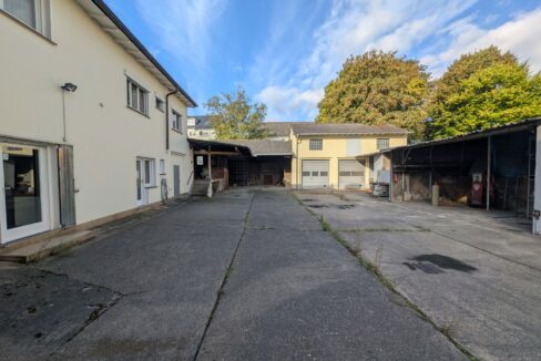 Innenhof mit Bürogebäude