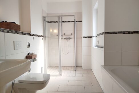 Modernes, großes Bad mit Dusche ...