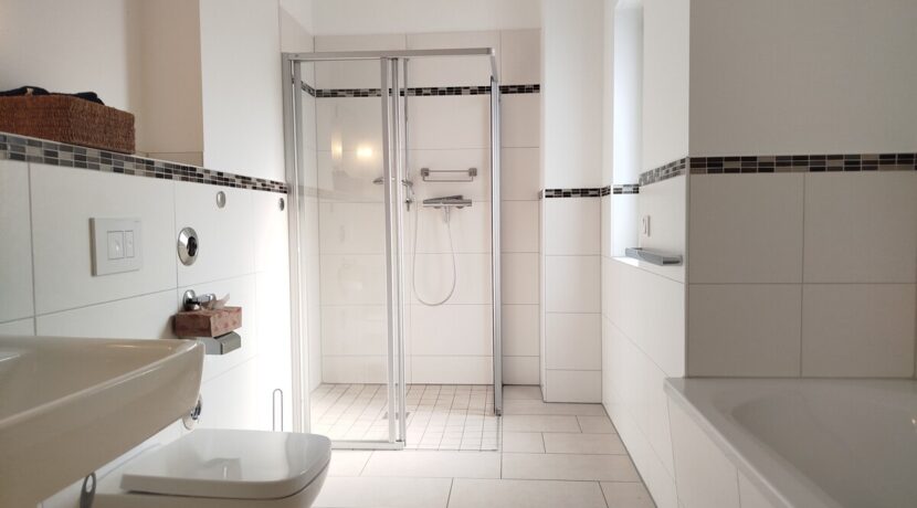 Modernes, großes Bad mit Dusche ...