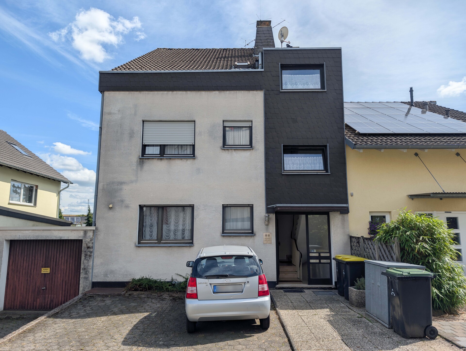 Gut geschnittene 3-Zimmer-Wohnung mit großem Wohnzimmer, Balkon und Garage in ruhigem 4-Parteienhaus