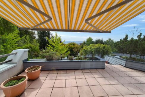 große überdachte Terrasse