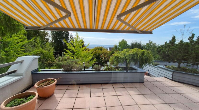 große überdachte Terrasse