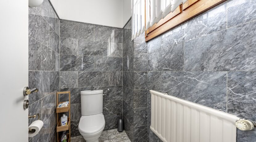 separates WC