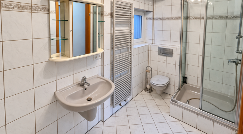 Das T0000ageslichtbad mit Dusche