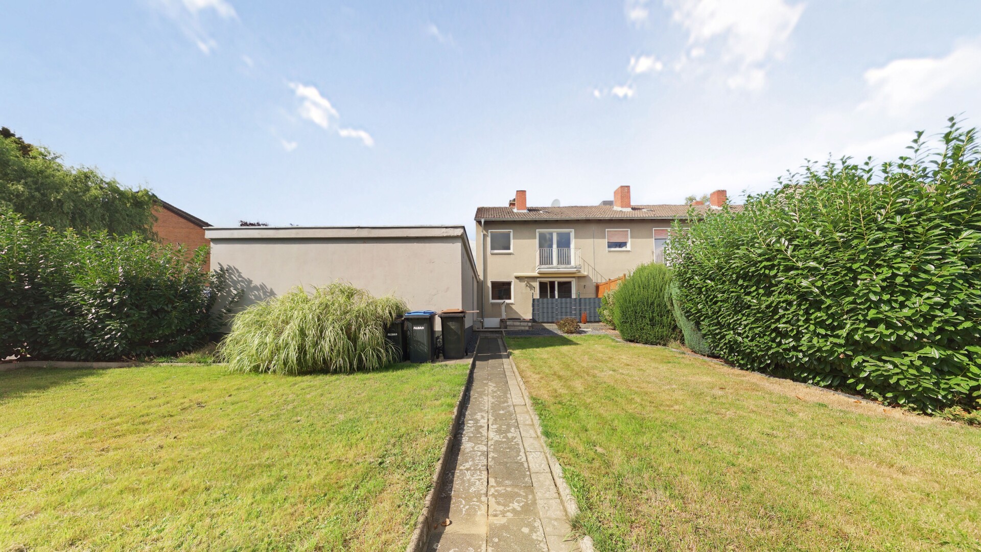 Raumwunder mit viel Grün – Reihenendhaus mit großem Garten und Garage