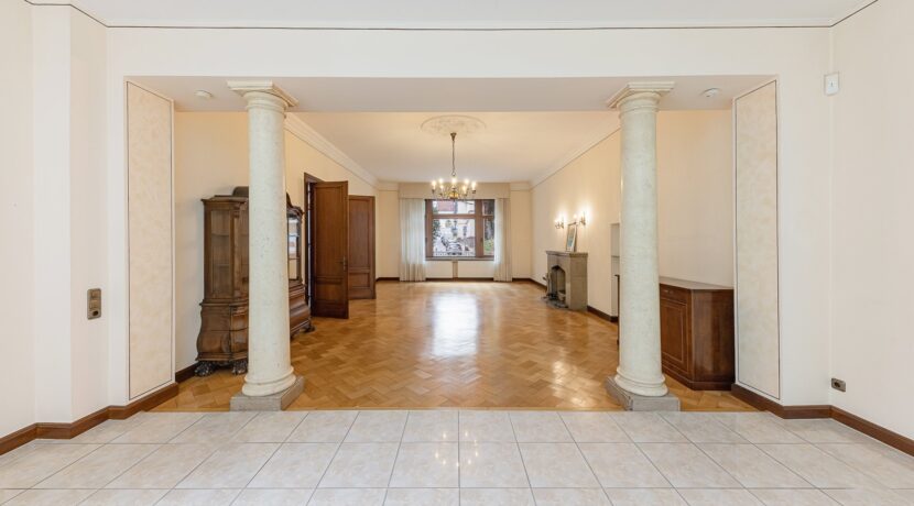 großzügiges Wohzimmer