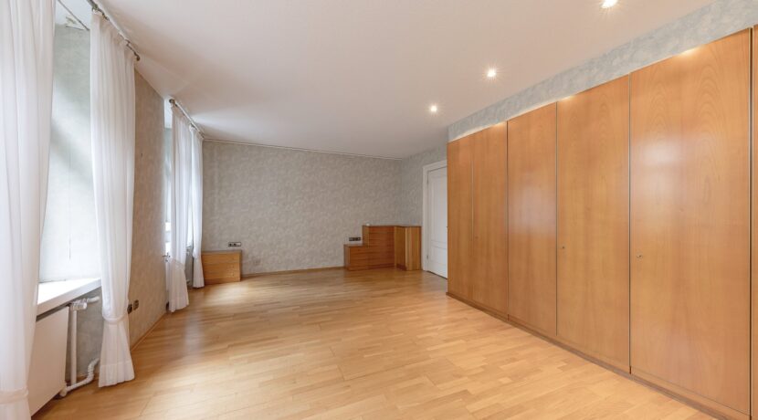 geräumiges Schlafzimmer mit Badezimmer