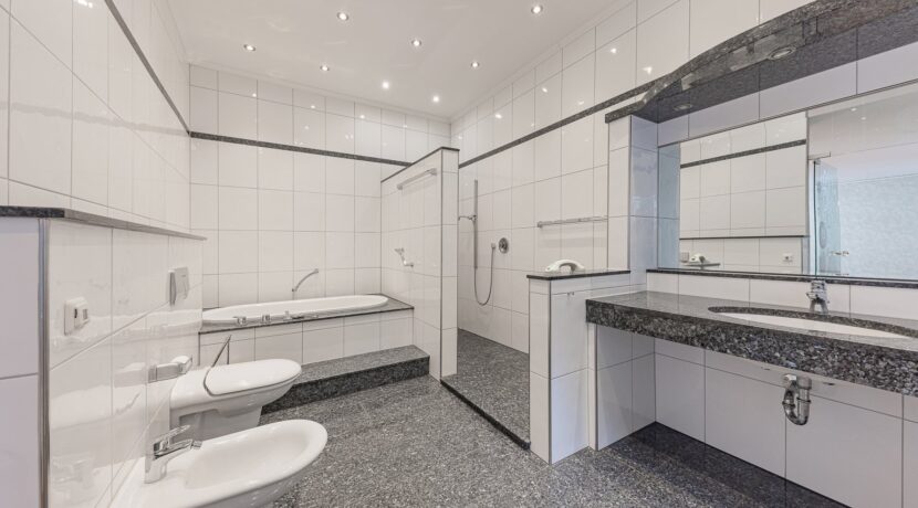 Tageslichtbad mit Dusche und Wanne