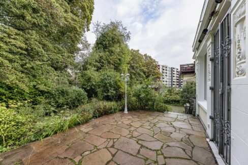 Außenbereich mit Terrasse und Garten