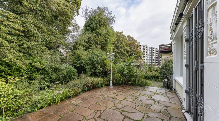 Außenbereich mit Terrasse und Garten