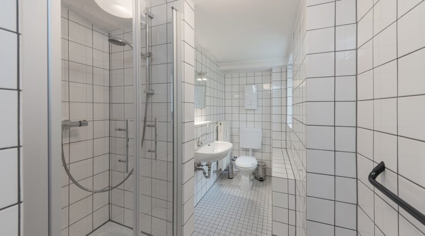 Appartement: Tageslichtbadezimmer mit Dusche
