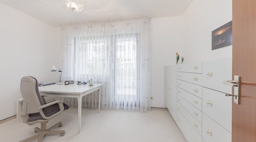 weiteres Zimmer mit Zugang zur Loggia
