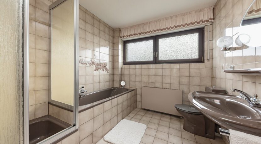 Tageslichtbad mit Dusche und Wanne