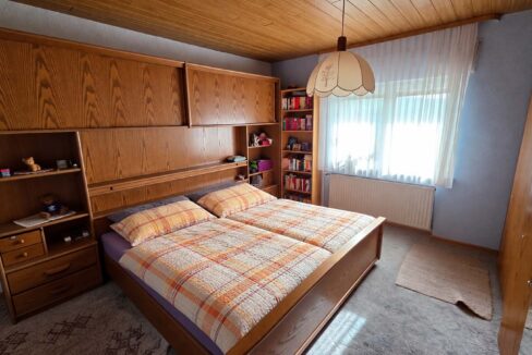 Schlafzimmer (EG)