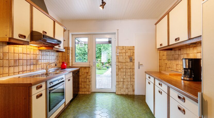 Küche mit Terrassenzugang