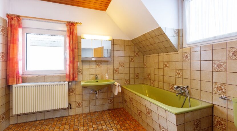 Bad mit Wanne u. separater Dusche