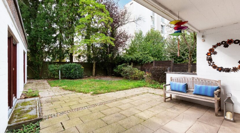 teilüberdachte Terrasse