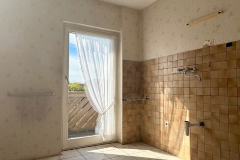 Küche mit Zugang zum Balkon (EG)