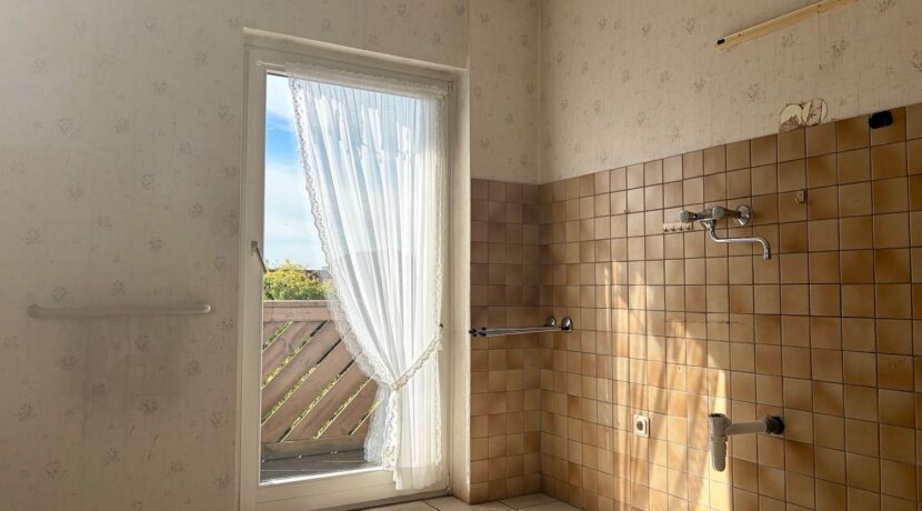 Küche mit Zugang zum Balkon (EG)