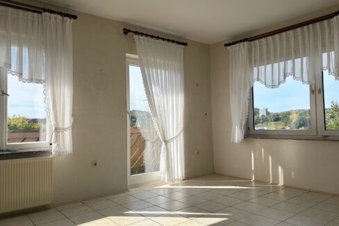 heller Wohnbereich mit Zugang zum Balkon (EG)