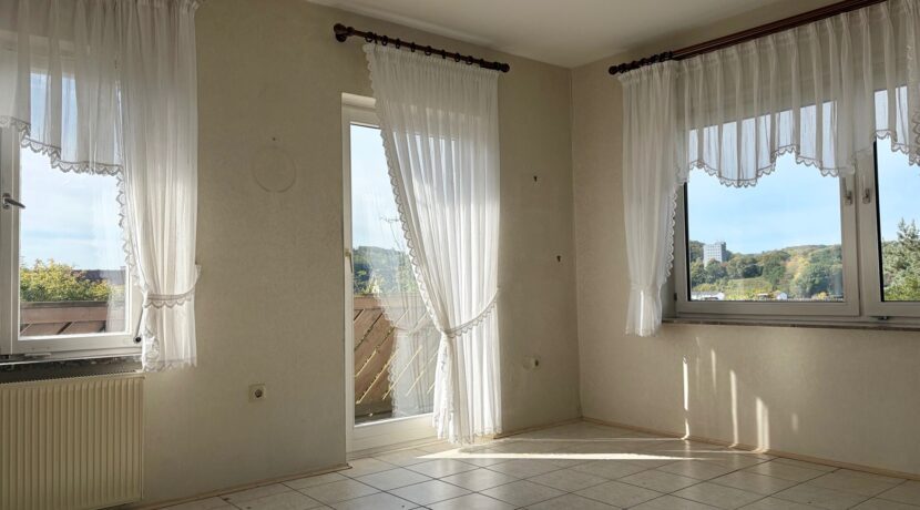 heller Wohnbereich mit Zugang zum Balkon (EG)