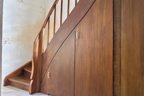 Treppe mit Einbauschränken zum DG