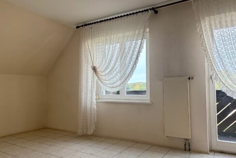 Schlafzimmer mit Zugang zum Balkon (DG)
