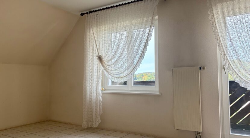 Schlafzimmer mit Zugang zum Balkon (DG)