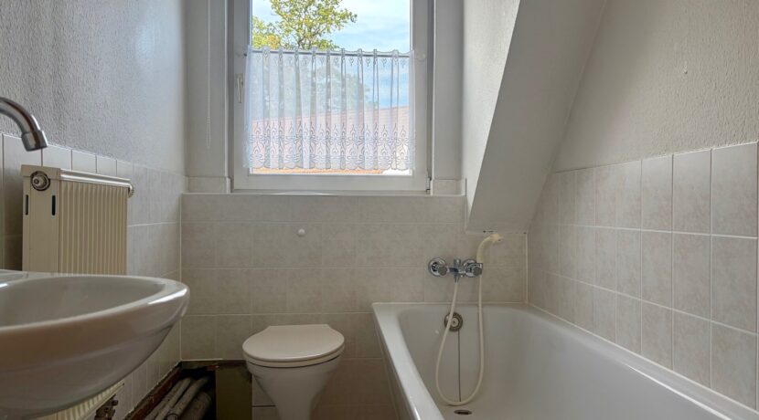 Bad mit Wanne (DG)