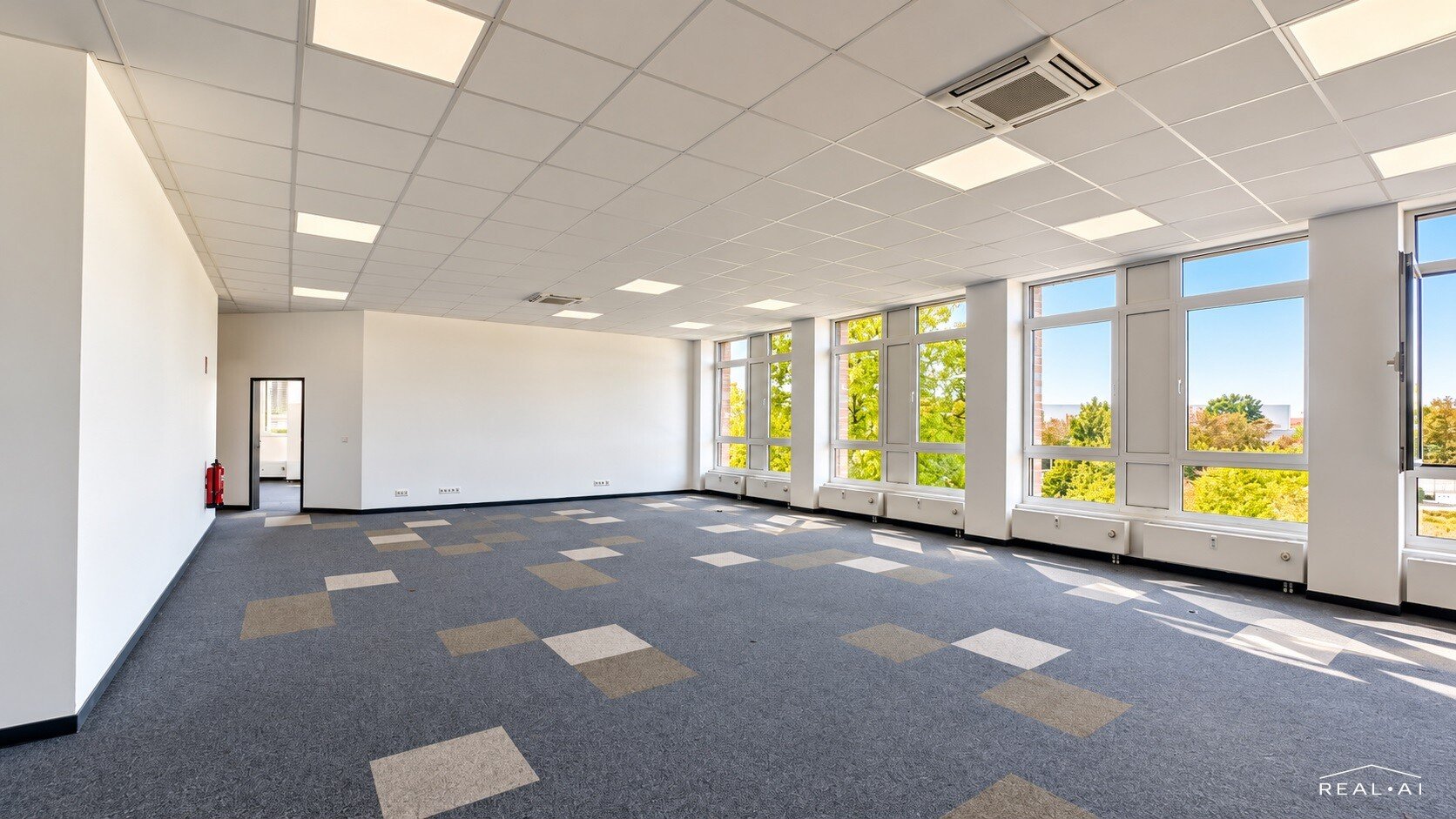 LICHTDURCHFLUTETE BÜROFLÄCHE MIT FLEXIBLER RAUMSTRUKTUR ZU MIETEN!