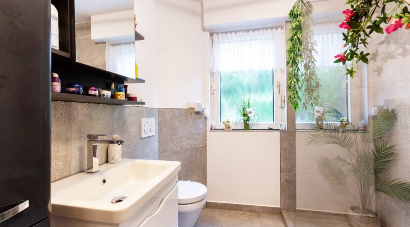 modernes Duschbad im EG