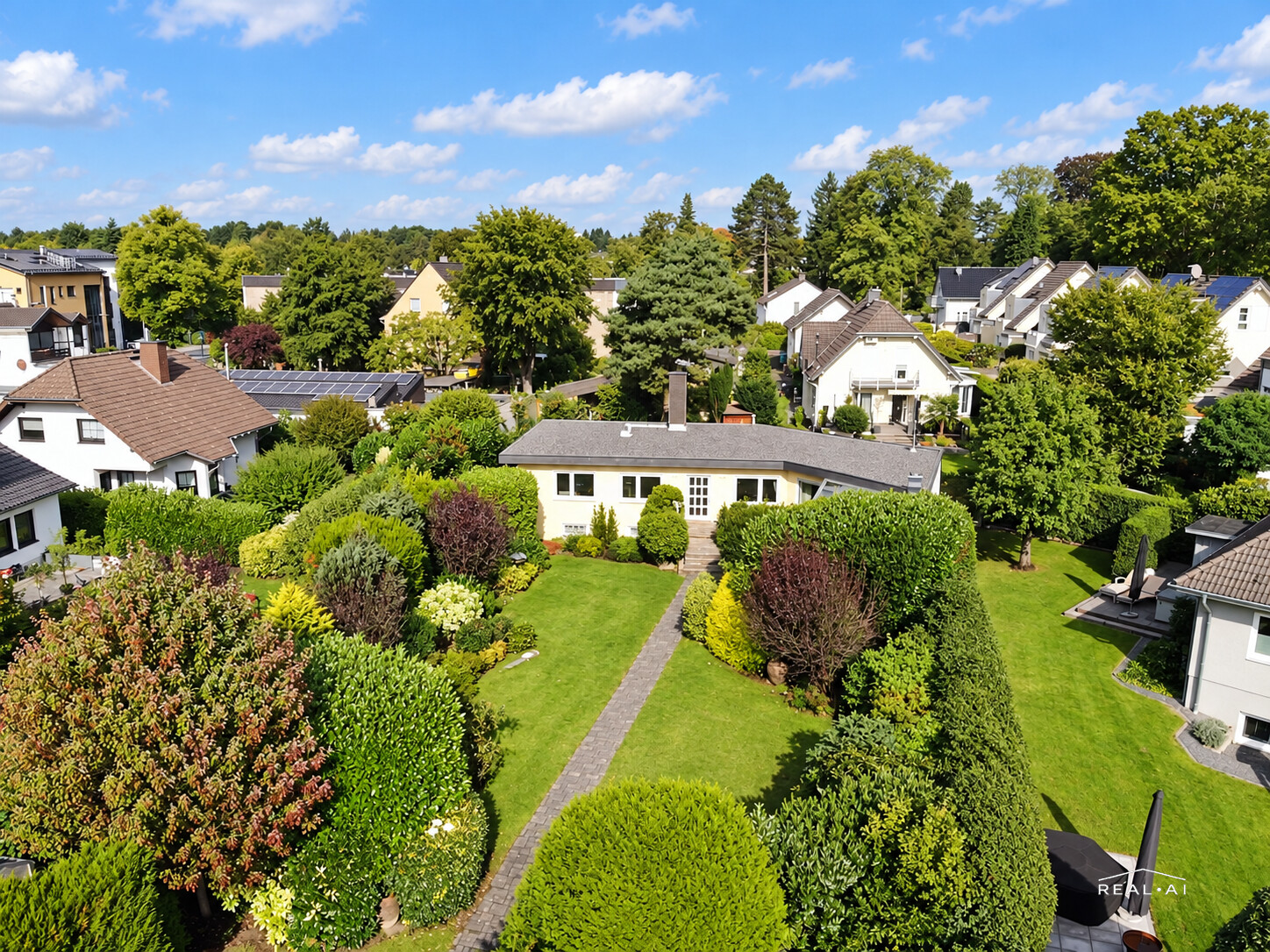 Wohnen auf einer Ebene – freistehendes Haus mit großem Garten in Siegburg