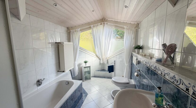 Badezimmer (DG)