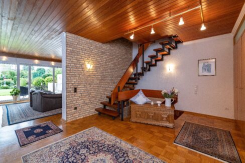 Blick auf Wohnzimmer und Treppe ins 1. OG