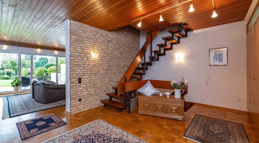 Blick auf Wohnzimmer und Treppe ins 1. OG