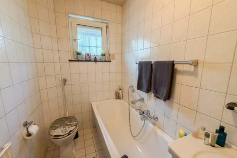Badezimmer (EG)