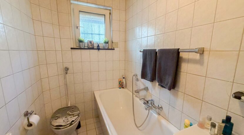 Badezimmer (EG)