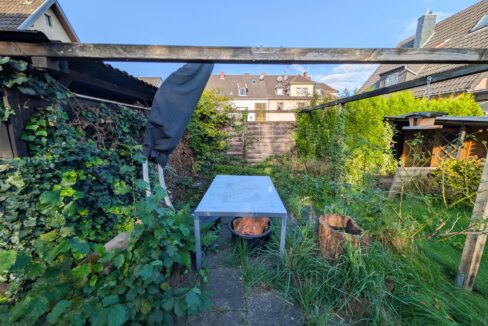 Terrasse und Gartenhütte