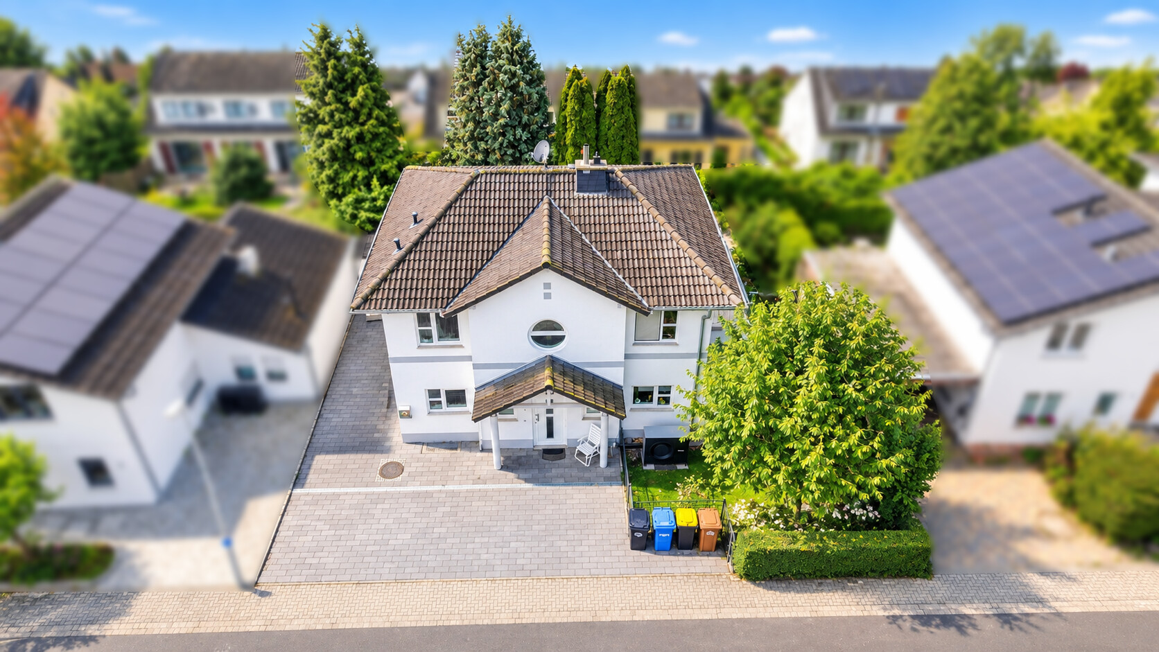 Attraktives bezugfertiges Stadthaus mit gepflegten Grundstück und moderner Ausstrahlung!