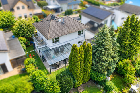 Modernes Haus mit Gartenidylle