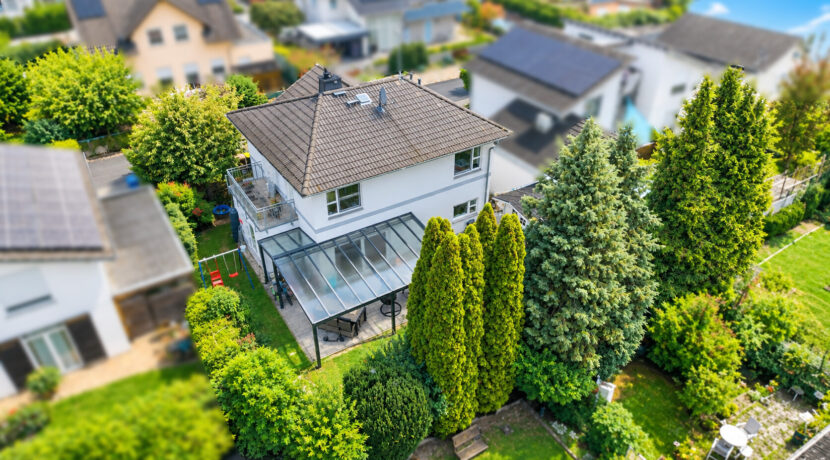 Modernes Haus mit Gartenidylle