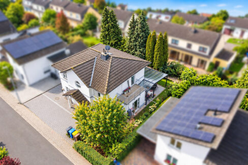 Modernes Einfamilienhaus mit Garten